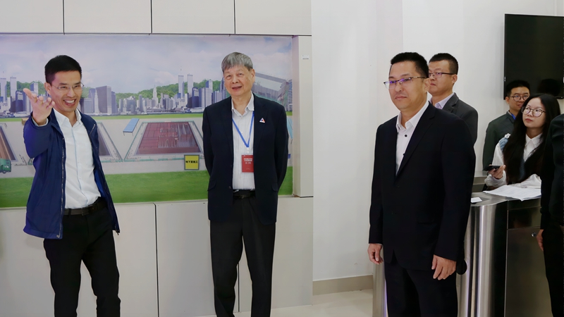 5讲座前,吴硕贤院士在广东建院党委书记李国章陪同下参观装配式实训室.jpg