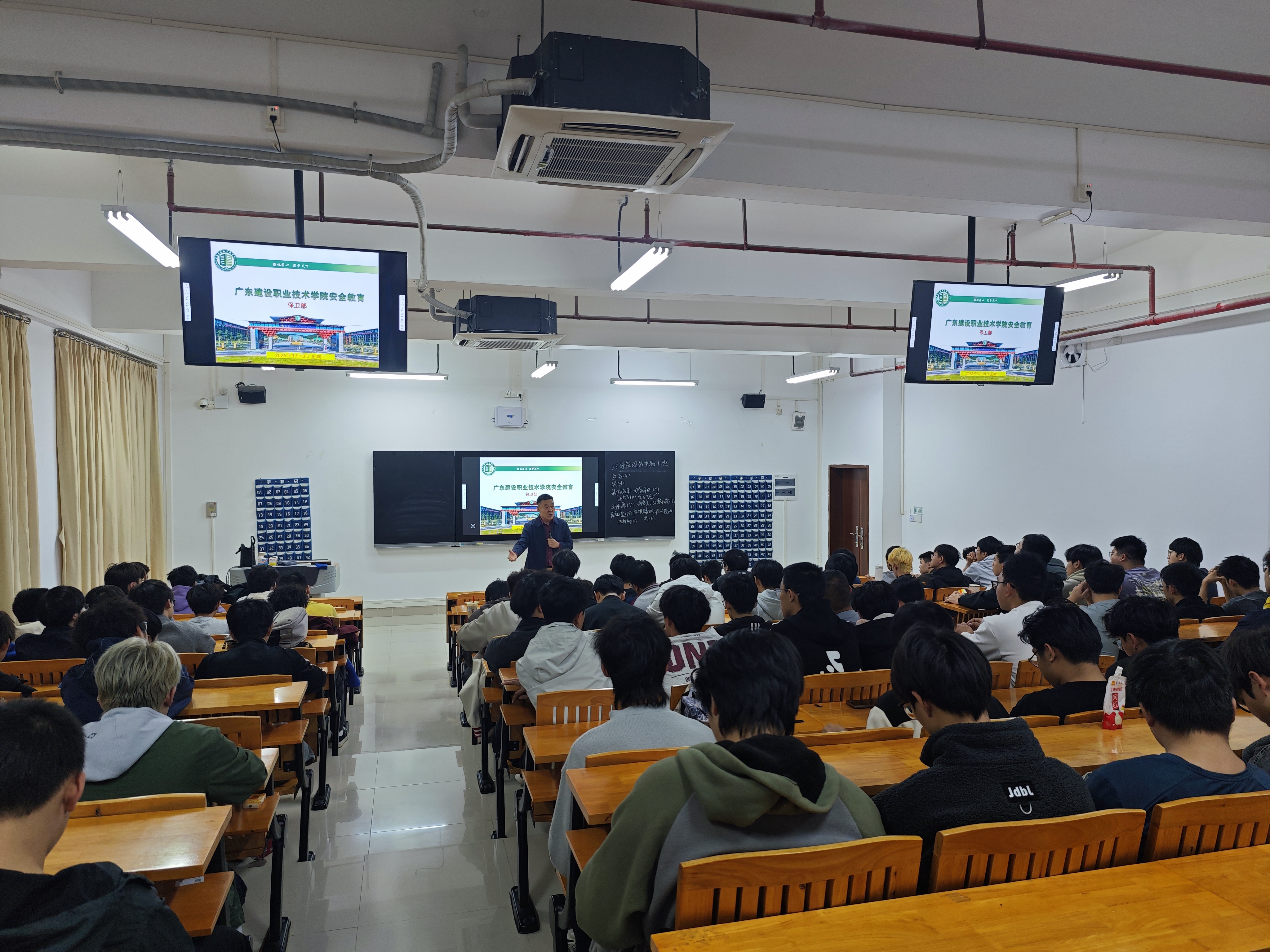 0310安全教育课照片.jpg