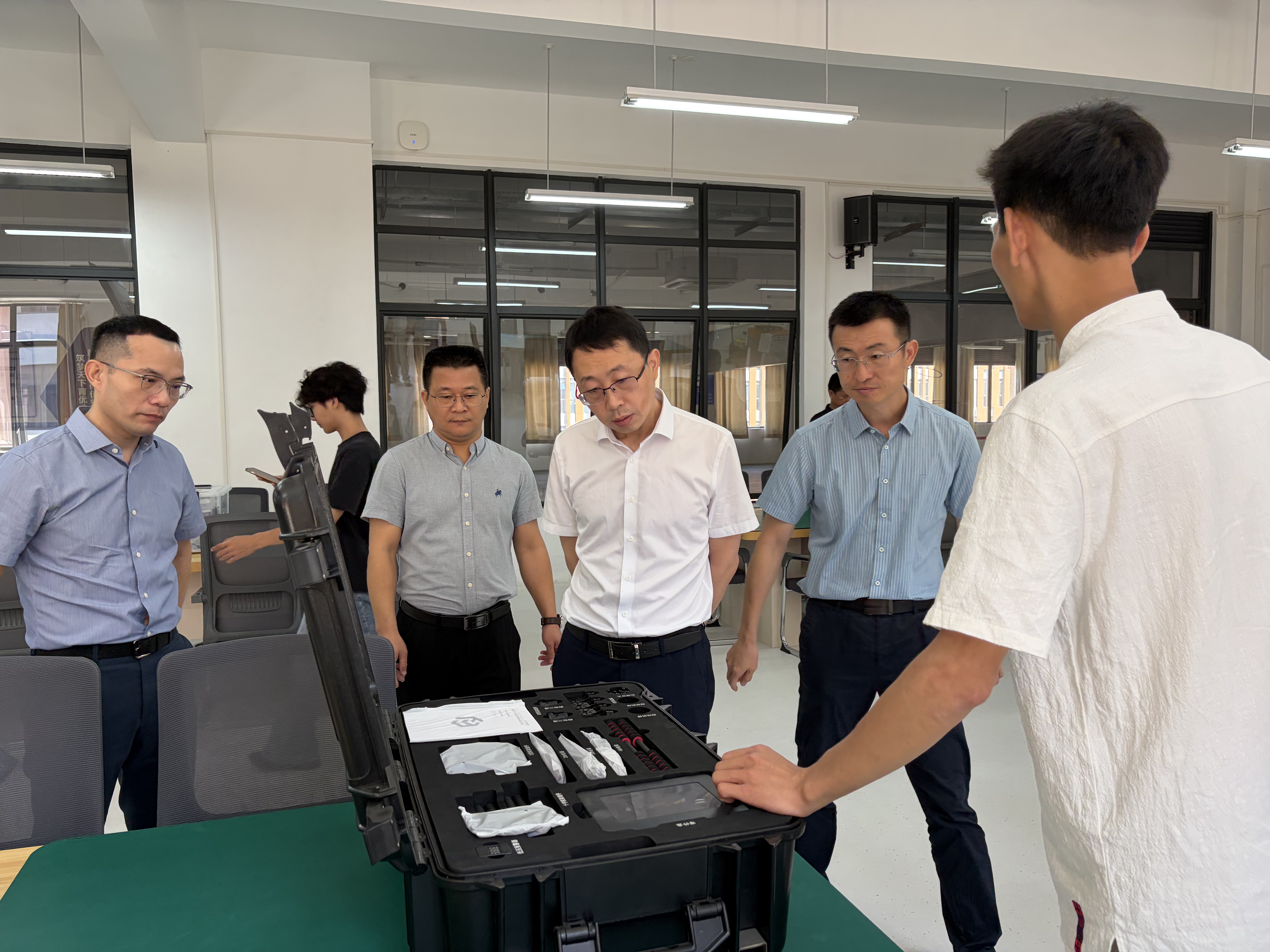 4参观无人机实训基地.jpg